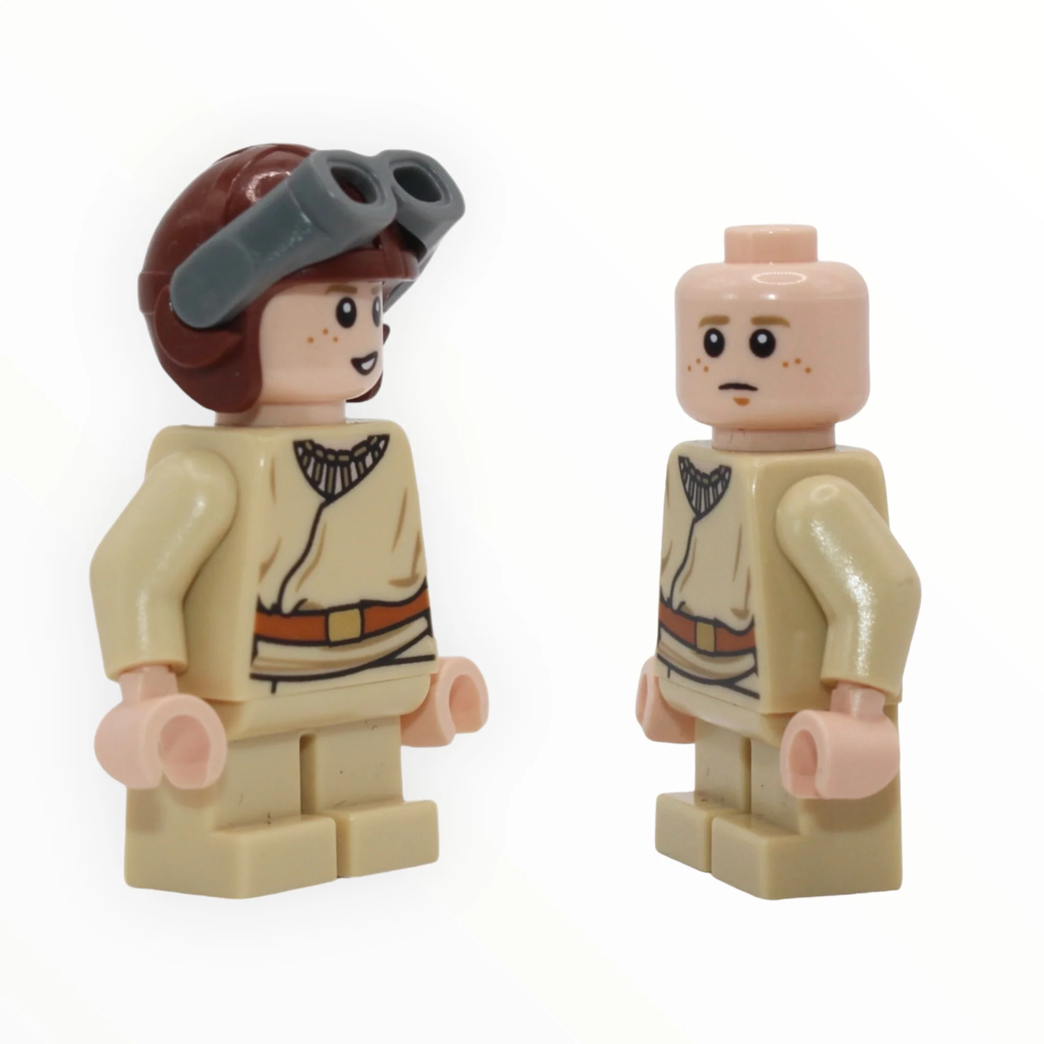 Anakin Skywalker (young, aviator cap with goggles, gold belt buckle, smile / neutral, 2015)