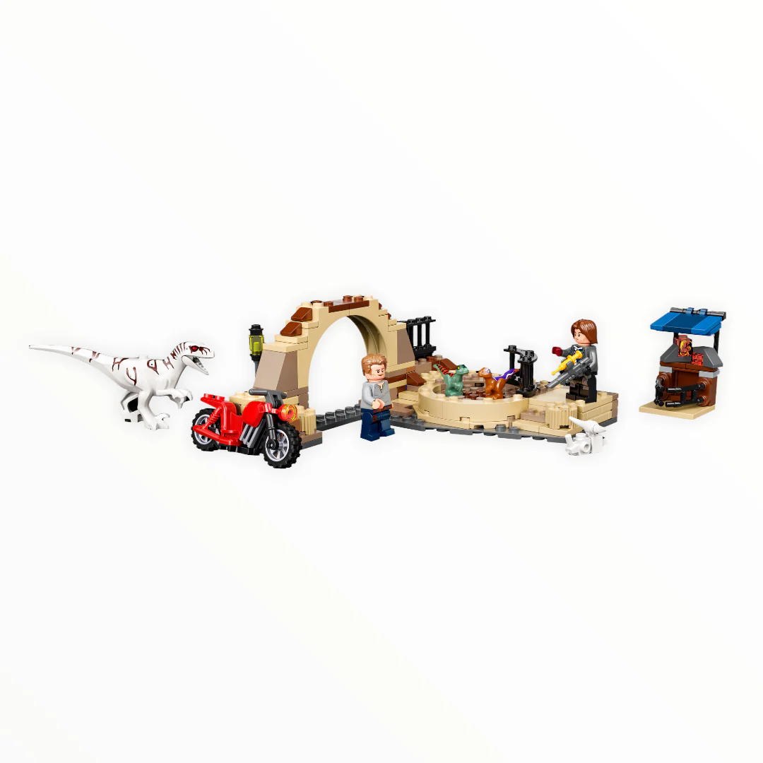 Retired Set 76945 Jurassic World Atrociraptor Dinosaur: Bike Chase - Image 3