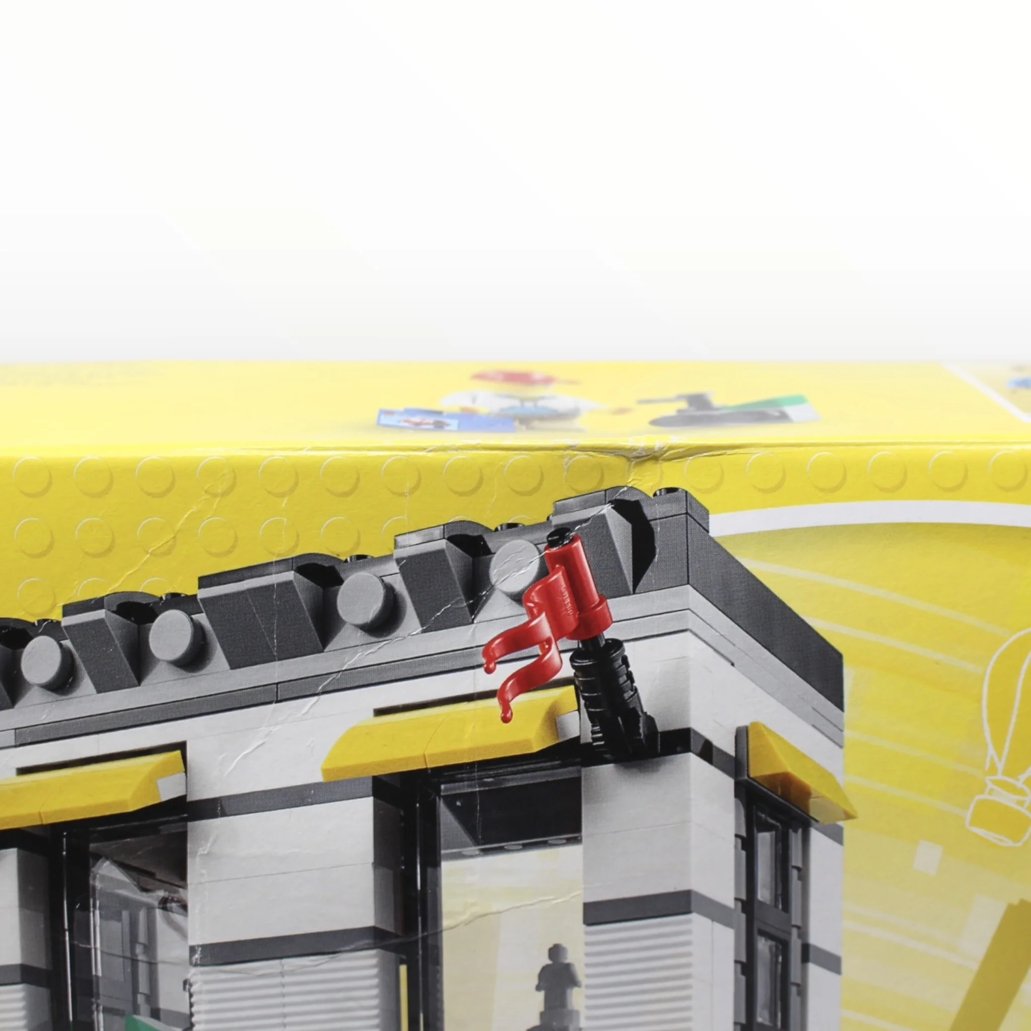 Retired Set 40305 Microscale LEGO Brand Store (slight box damage) - Image 3