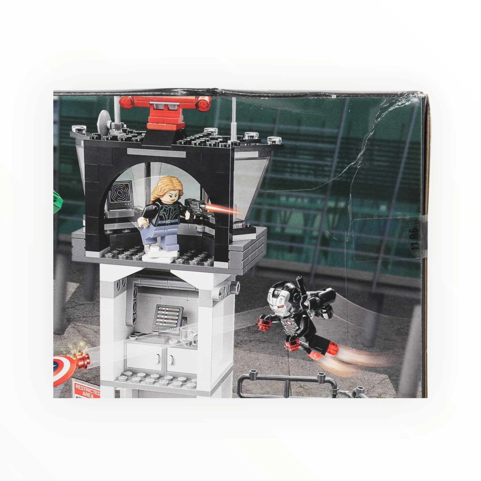 Retired Set 76051 Marvel Super Heroes Super Hero Airport Battle (slight box damage) - Image 3