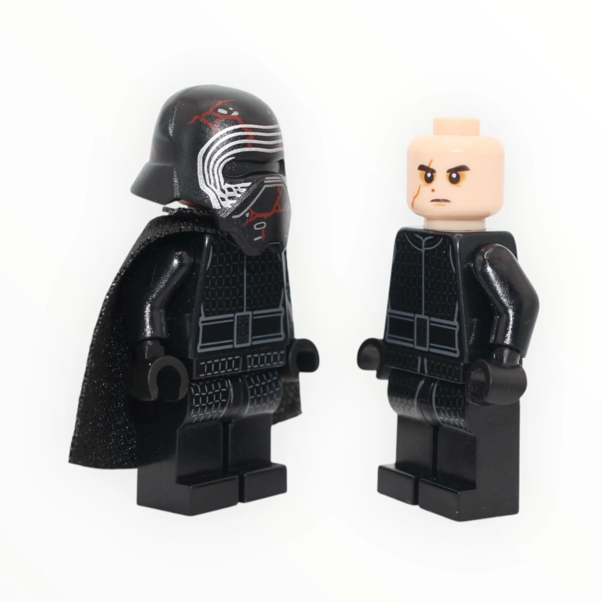 Supreme Leader Kylo Ren (The Rise of Skywalker, spongy cape, cracked helmet)