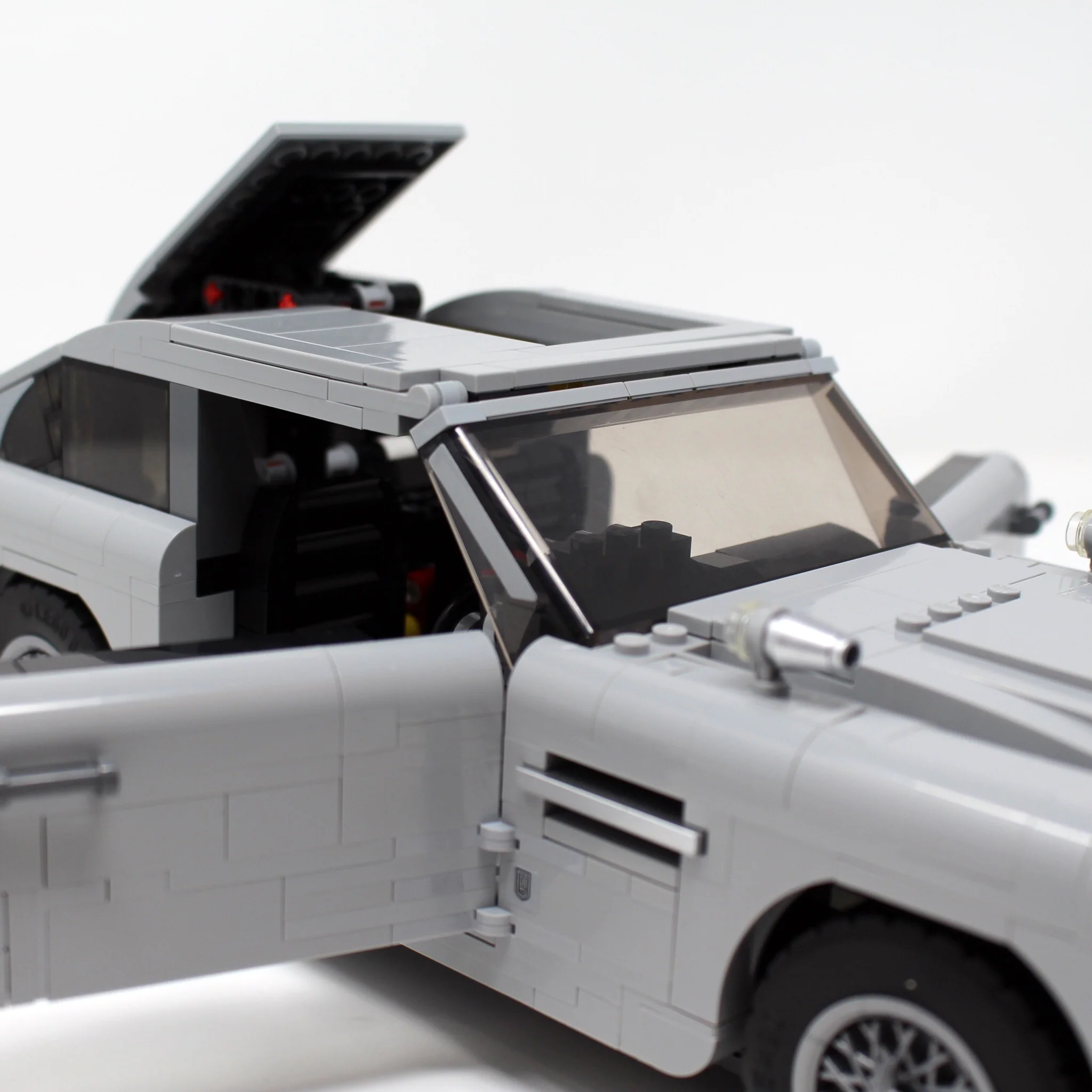 Used Set 10262 Creator James Bond Aston Martin DB5 - Image 3