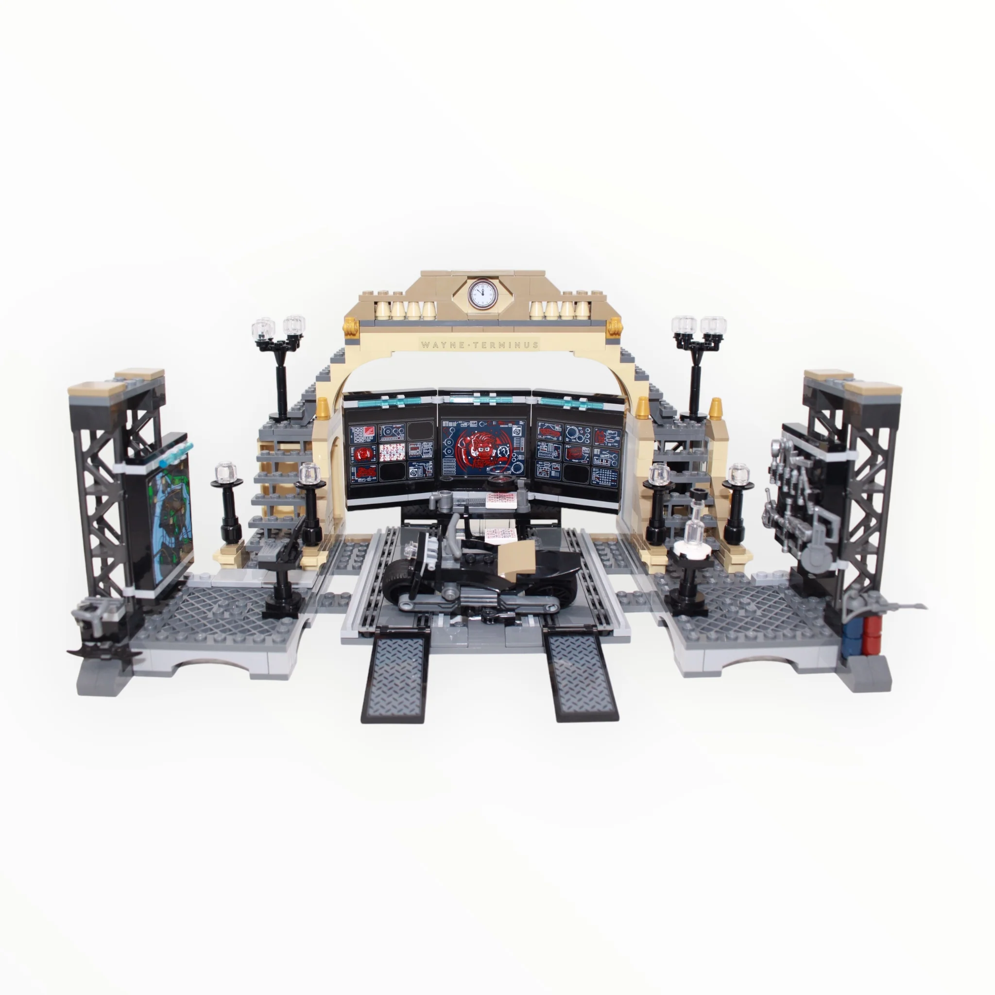 Used Set 76183 The Batman Batcave: The Riddler Face-off - Image 2