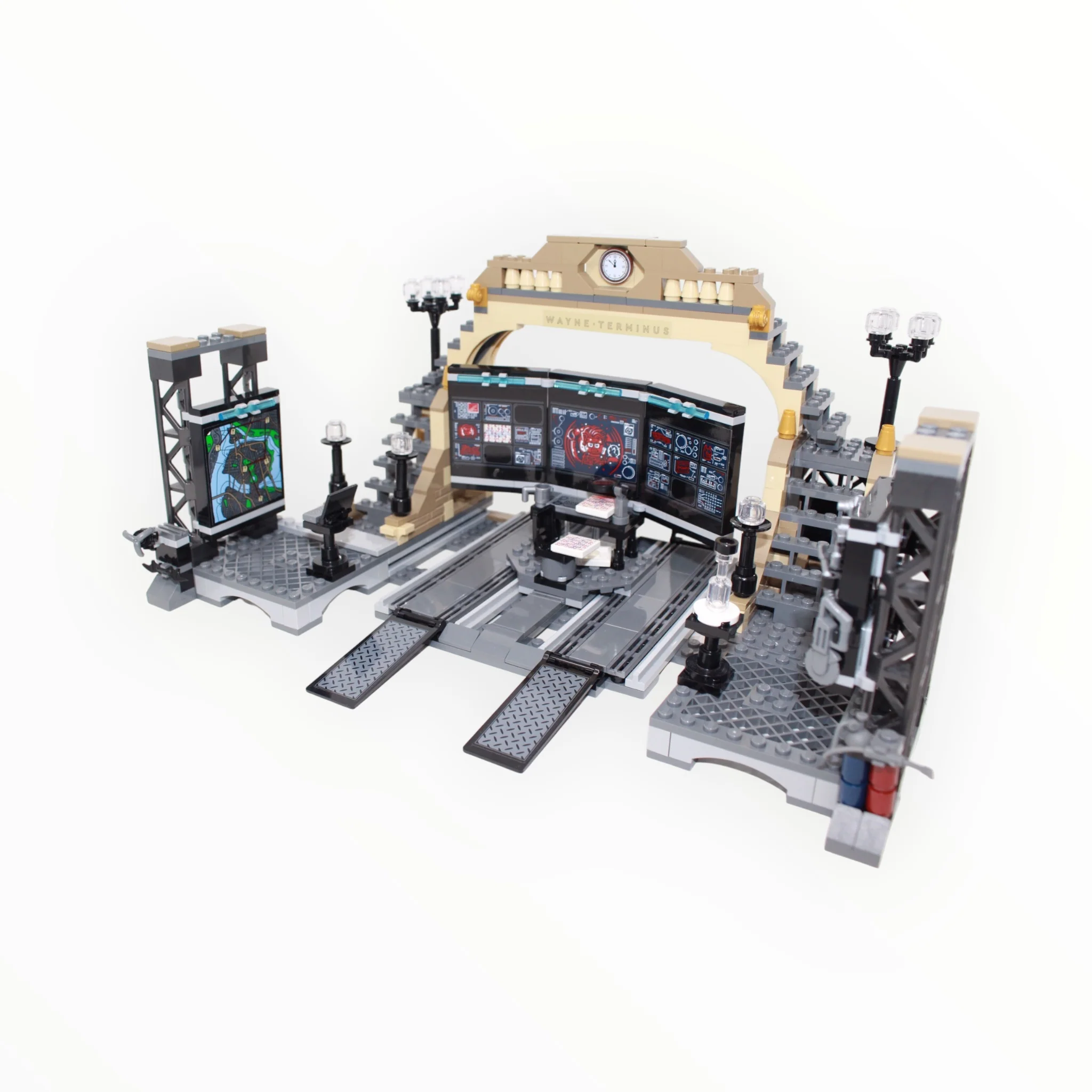 Used Set 76183 The Batman Batcave: The Riddler Face-off - Image 3