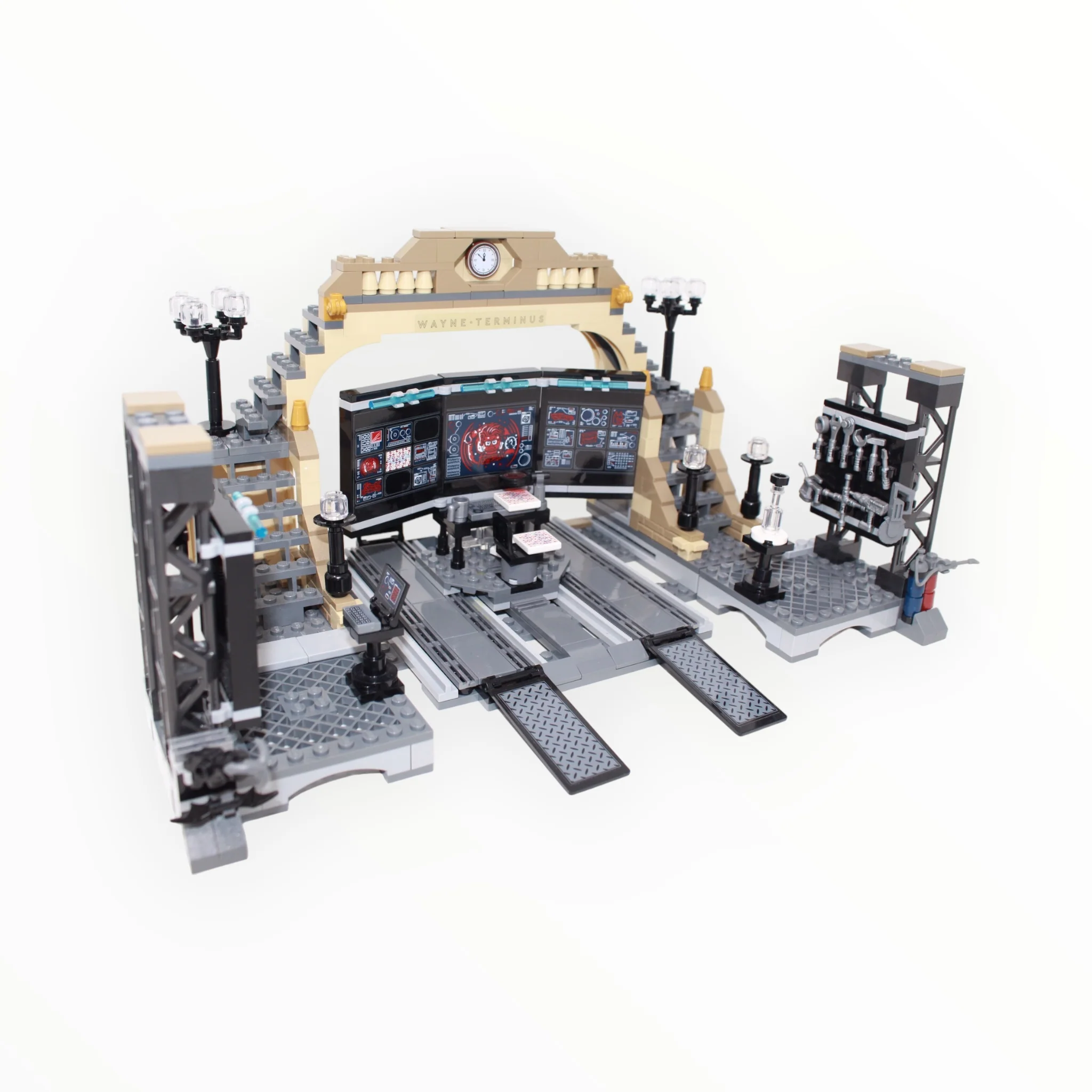 Used Set 76183 The Batman Batcave: The Riddler Face-off - Image 4